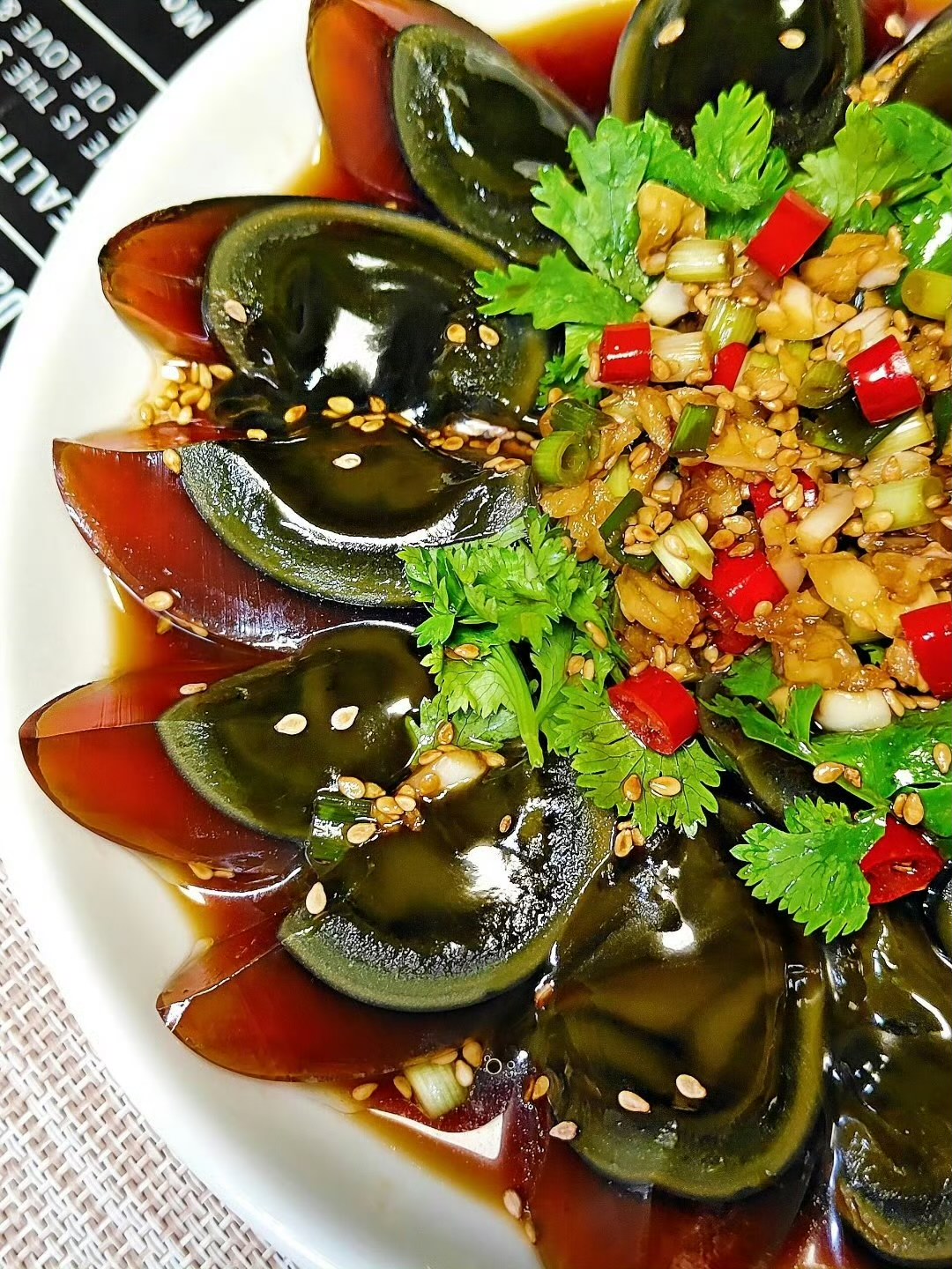 皮蛋拌松花菜装盘图,色彩清新,适合家庭餐桌 成品装盘图