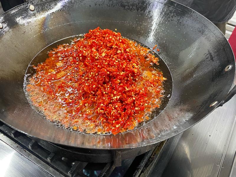 厨房中制作辣椒油的过程