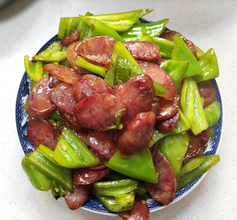 成品尖椒腊肠装盘效果
