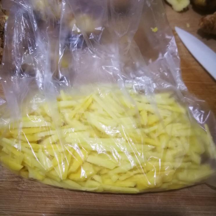 切姜丝姜片机正在高速运转,将子姜切成均匀的姜丝 切姜丝姜片机工作场景