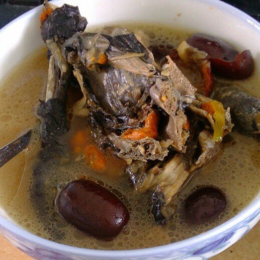 炖煮中的黑灵芝何首乌汤