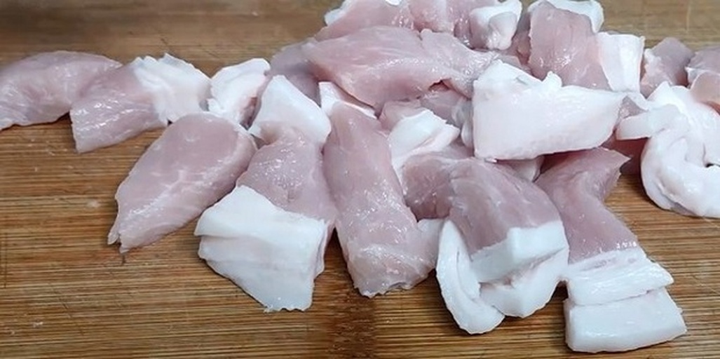 五花肉片锤松过程特写