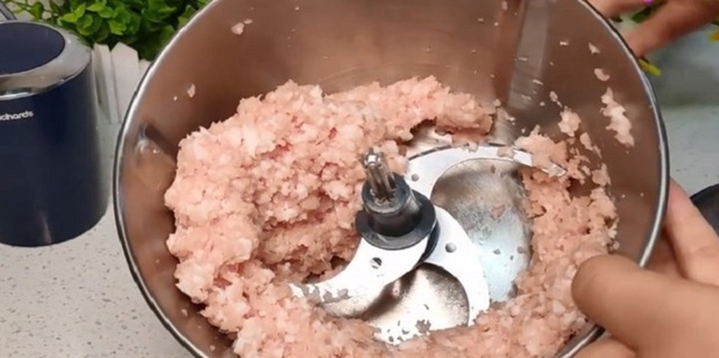 手工灌制香肠过程图