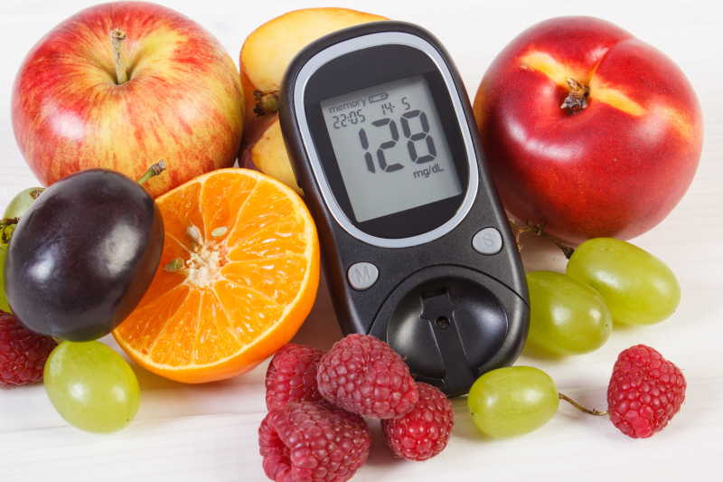 金桔与血糖仪、健康饮食搭配的插图，展示健康生活方式