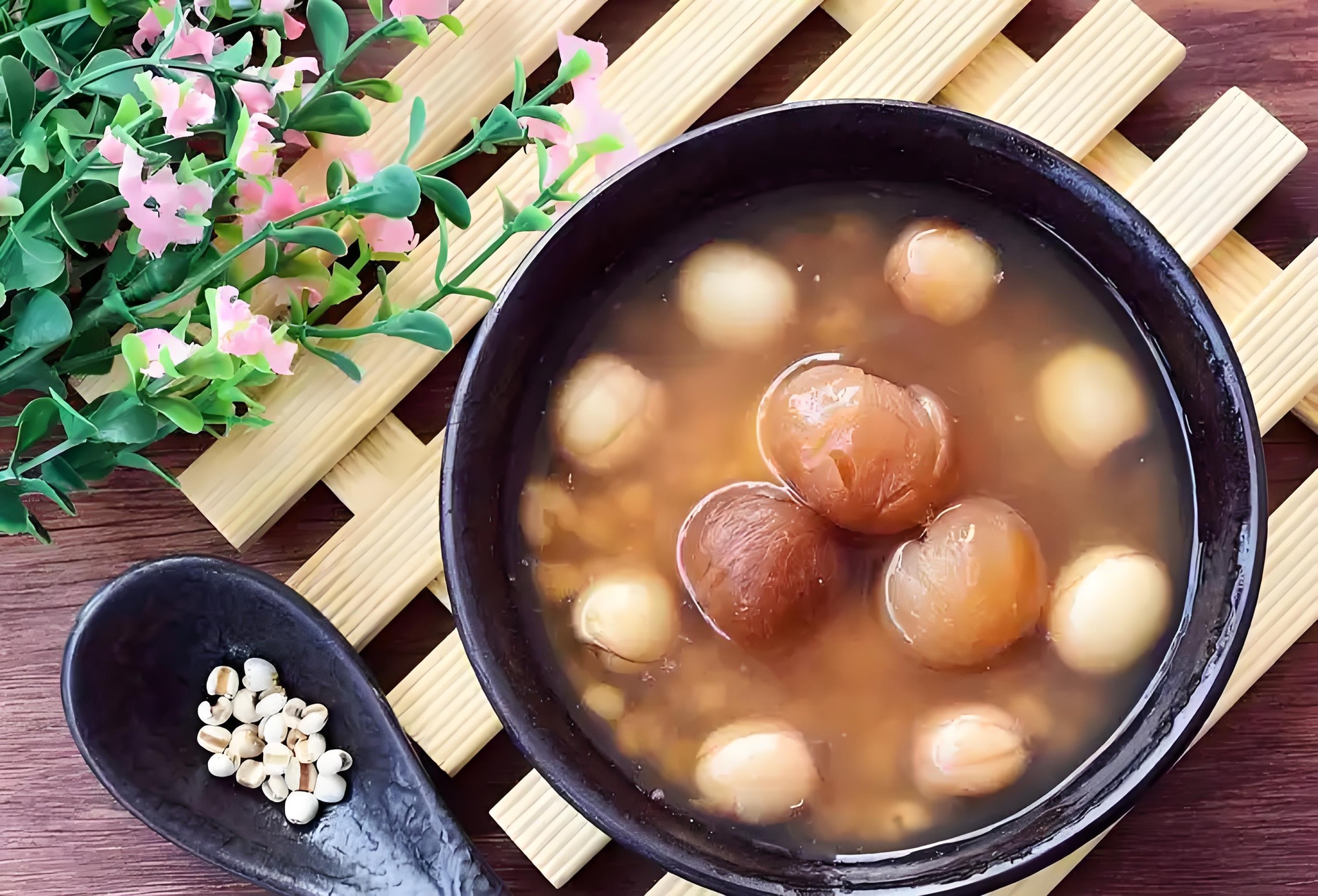 生活化美食摄影:白扁豆薏米粥特写,展现其作为日常食养方的典型应用形态;青花瓷碗、枸杞点缀与陈皮丝体现中医‘药食同源’配伍逻辑;蒸汽氤氲强化温热食性暗示 白扁豆入膳场景:青花瓷碗中盛放刚出锅的白扁豆薏米粥,粥体乳白微稠,可见完整白扁豆颗粒与半透明薏仁,表面撒少许枸杞与陈皮丝,暖光拍摄突出温润食养氛围