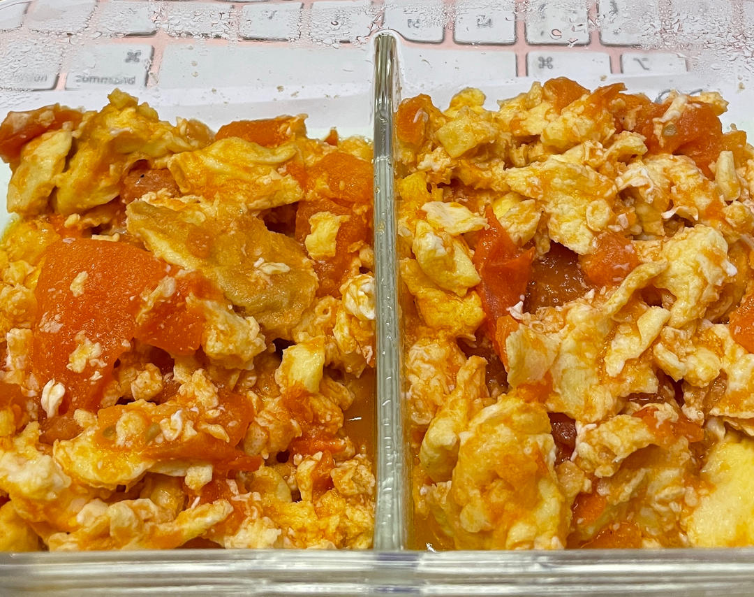 红罗卜炒鸡蛋成品图,盛放在白色盘中,色泽金黄与橙红相间 红罗卜炒鸡蛋成品图