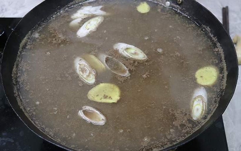 铁杆大葱与豆腐同锅炖烧的场景