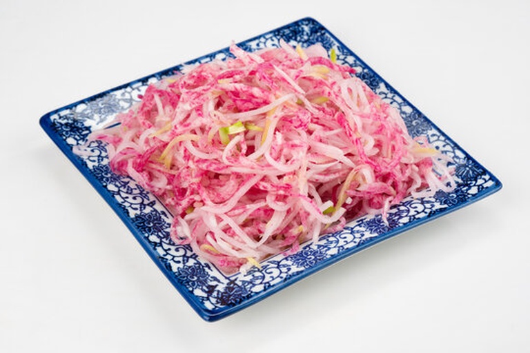 家庭餐桌上的红皮萝卜凉拌菜