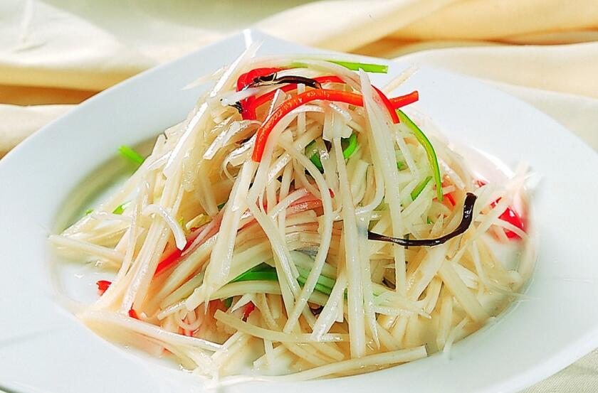 高清俯拍:成品凉拌菜色彩高对比——中甘甘蓝丝呈明亮紫红色,球生菜片碧绿挺括,芝麻油形成自然光泽层,无汁液积聚,器皿边缘干燥洁净 紫甘蓝球生菜凉拌成品特写:紫红甘蓝丝与翠绿生菜片分明交织,表面油润反光,撒白芝麻与花生碎,无水渍无萎蔫