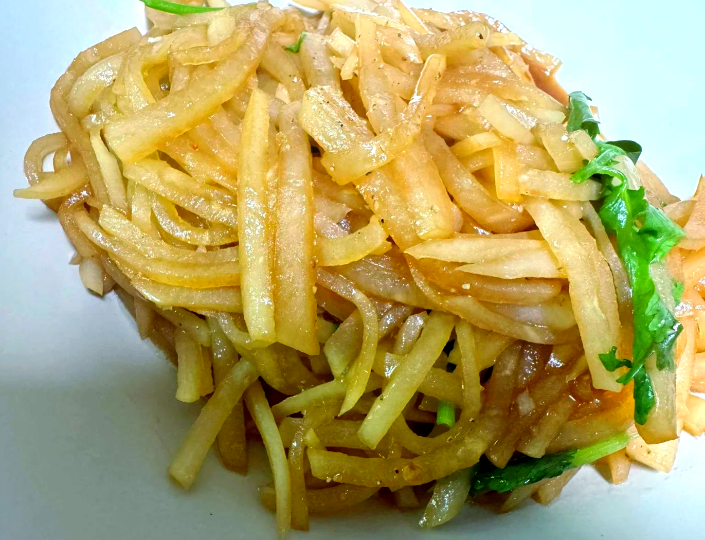 一盘清炒萝卜菜成品,色泽鲜绿,装盘美观,展现其可口的烹饪效果 清炒萝卜菜成品图