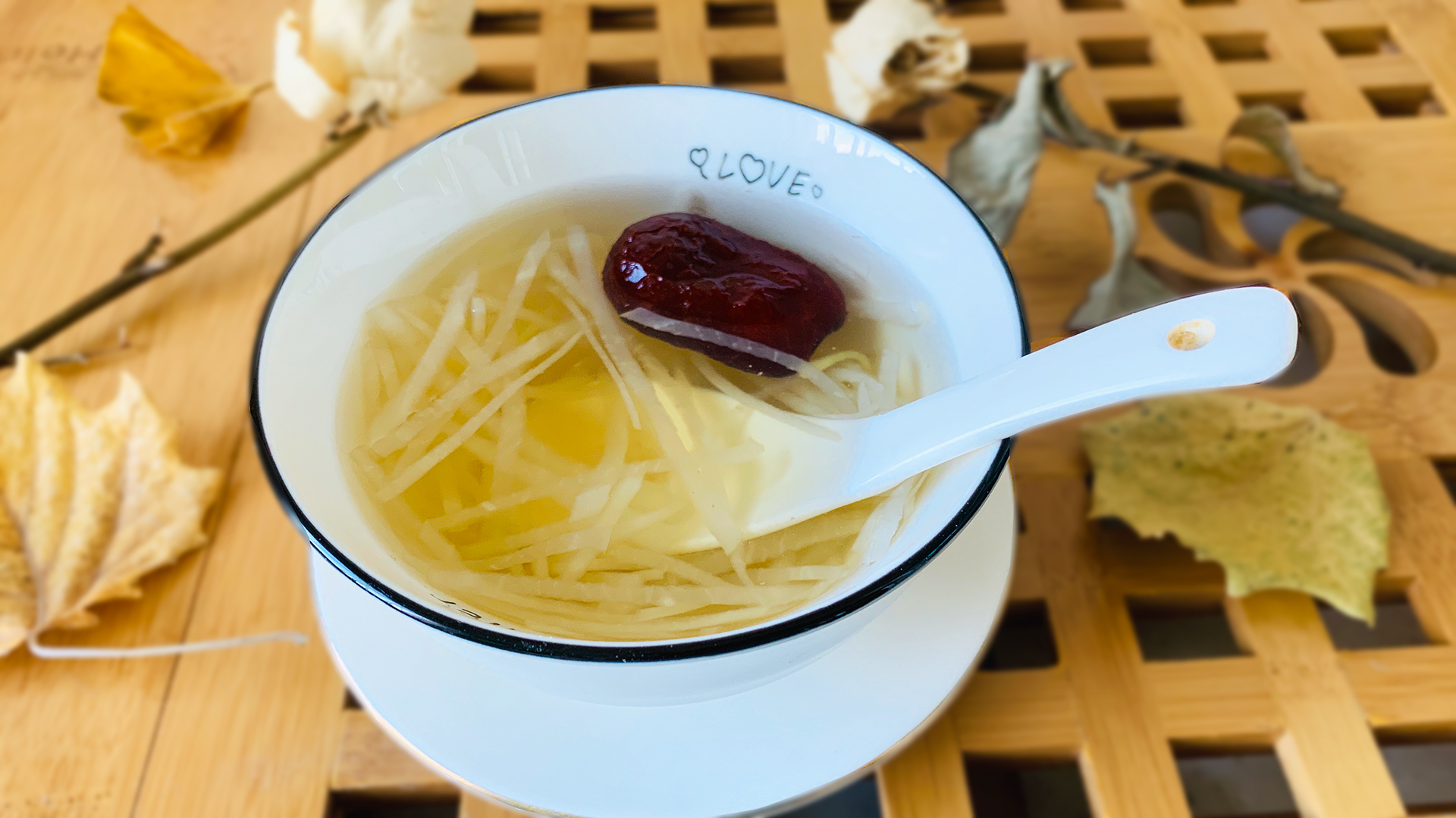 展示红枣片与银耳、糯米等食材搭配制作甜品的摆盘图 红枣片搭配食材制作甜品