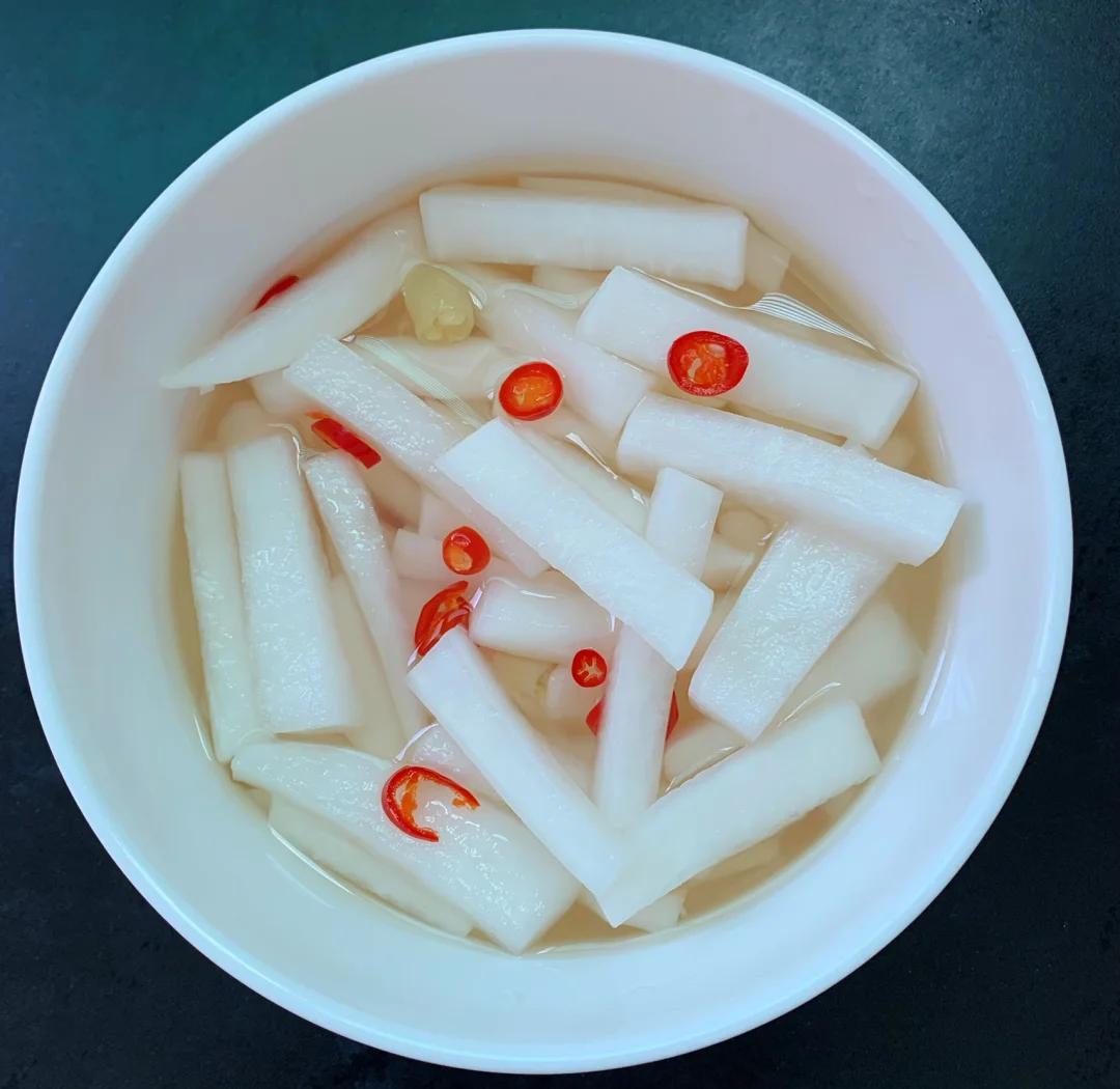 红水果萝卜制作泡菜的过程展示