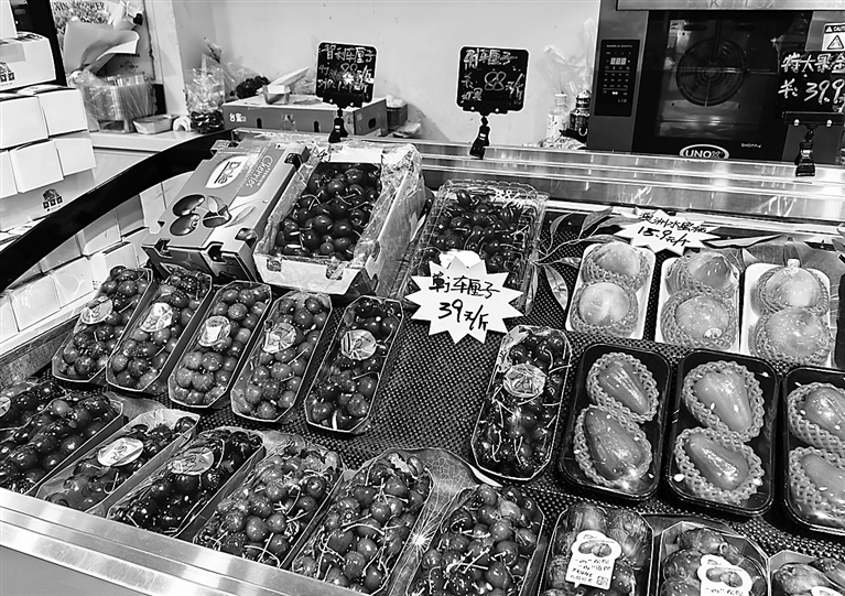 超市货架上的进口车厘子展示