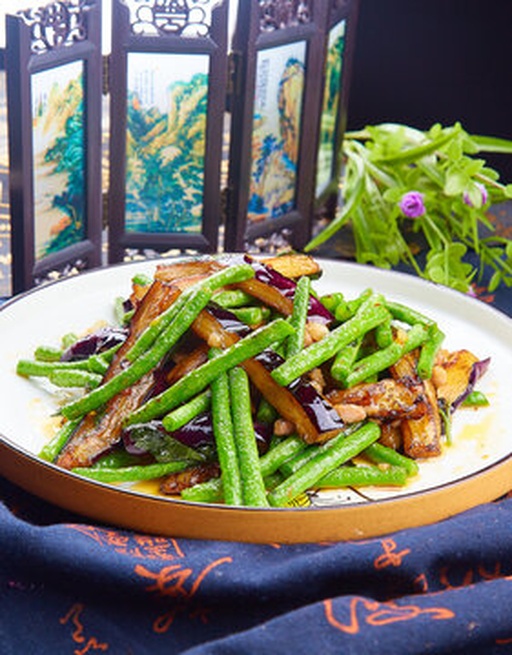 豆角和茄子清洗后切段的场景