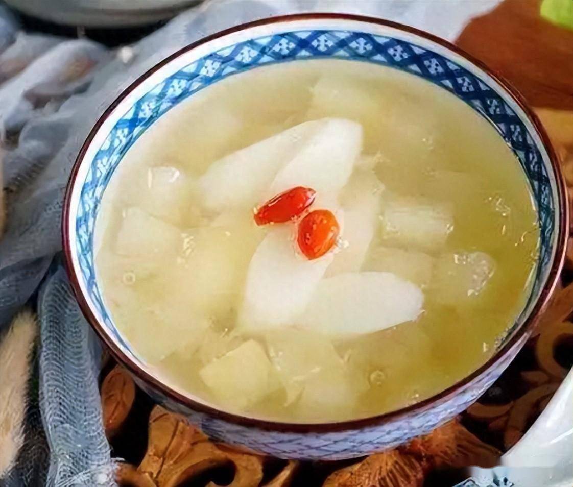 水果萝卜汤成品图，汤色清澈，萝卜块软糯诱人