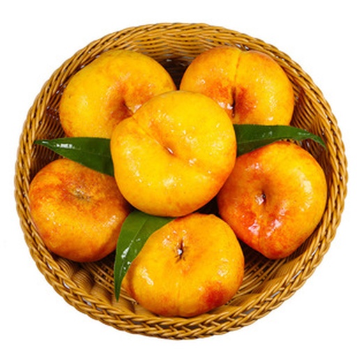 一组新鲜采摘的蟠桃整齐地摆放在原色竹编篮子里,桃子呈扁圆状,外皮为粉红与奶油黄渐变,部分带有阳光晒出的红晕,旁边点缀几片绿叶,背景为乡村果园木屋,展现自然生态场景 新鲜采摘的蟠桃摆放在竹篮中