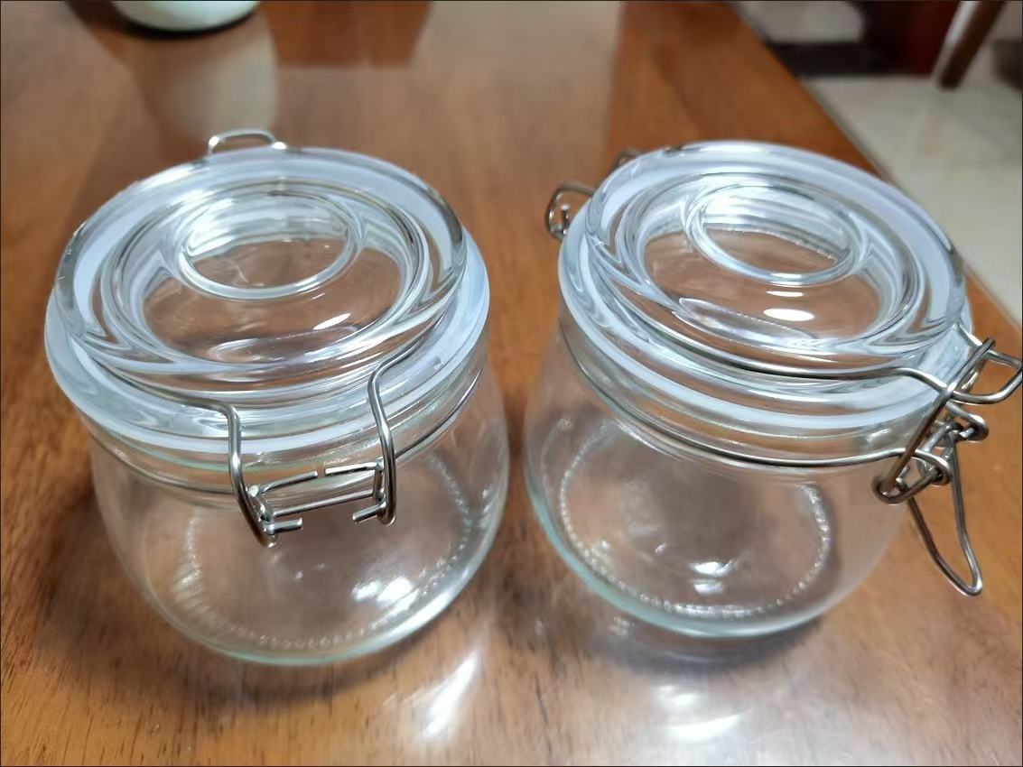 展示一个密封玻璃罐中存放洋参片的场景,背景为厨房或储物柜 洋参片密封保存示意图