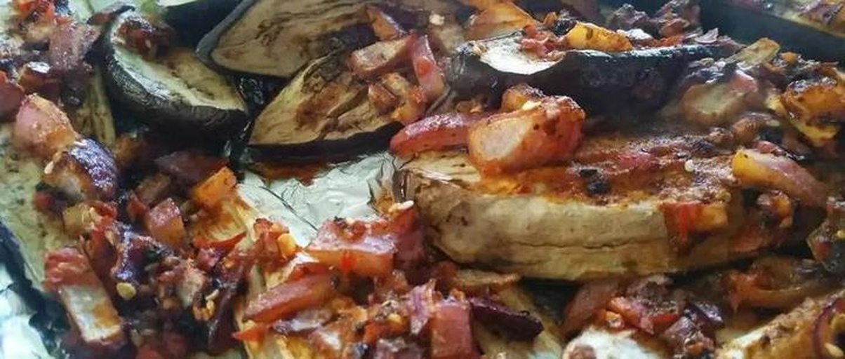 一盘色彩丰富的地中海风味菜肴,包含烤红椒条、橄榄、番茄、洋葱和羊奶酪,搭配全麦面包,展示红椒在健康饮食中的实际应用 红椒料理场景