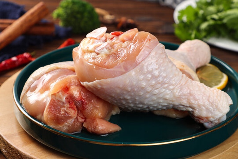 鸡腿新鲜与不新鲜对比图