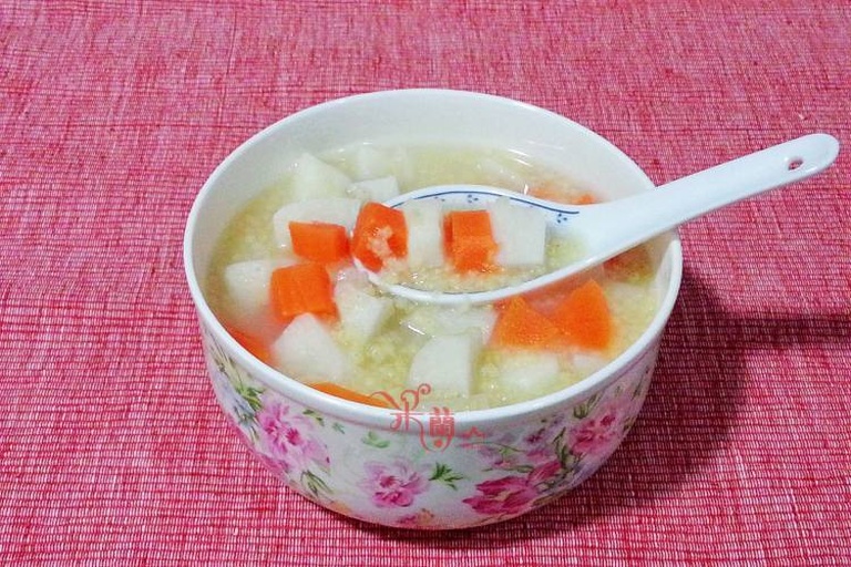 高清俯拍图:新鲜白萝卜(乳白色圆柱形,表皮光滑带浅沟纹)与胡萝卜(橙红色锥形,顶部带绿色缨子残留)按1:1体积比切滚刀块,置于搪瓷炖锅中,清水浸没食材1/2高度,水温95℃微沸状态,蒸汽轻扬,食材边缘无软烂脱色,体现科学共煮的形态稳定性 白萝卜与胡萝卜切片并排摆放于不锈钢煮锅中,锅内清水微沸,表面浮有细小气泡,两色根茎清晰分明,无颜色互染现象