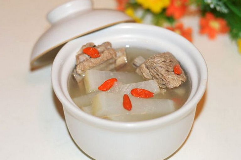 一碗热腾腾的冬瓜排骨汤,汤色清澈,冬瓜透明,排骨酥烂,枸杞点缀其中 冬瓜排骨汤成品图