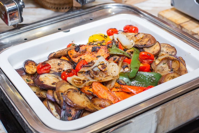 拼盘包含红烧、凉拌、烤制三种不同风味的白不老茄子,分别置于小碟中,背景为田园风格餐桌,有粗陶餐具和新鲜香草装饰,突出食材多样性 多种做法的白不老茄子拼盘展示图