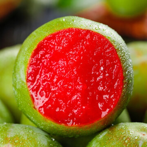 红梅果实特写,展示其青绿色果皮与光滑表面 红梅果实特写