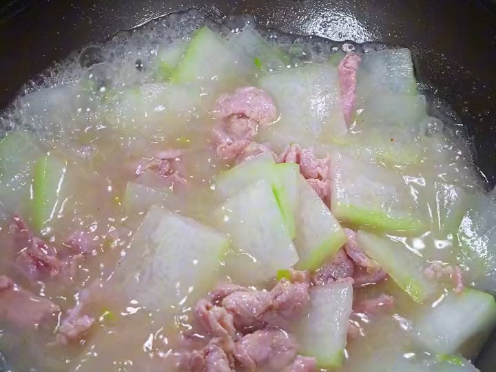 展示冬瓜皮与果肉一同炖煮的过程,锅中热气腾腾,体现烹饪的美味与健康理念 冬瓜皮与冬瓜果肉同锅炖煮的场景图