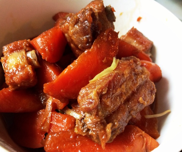 热腾腾的萝卜烧肉特写,展现其浓郁汤汁与食材融合状态,适合用于成品展示配图 砂锅中炖煮中的萝卜烧肉,汤汁浓稠红亮,萝卜半透明状,五花肉油润有光泽,表面撒有葱花