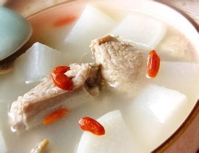 成品龙骨炖萝卜汤特写