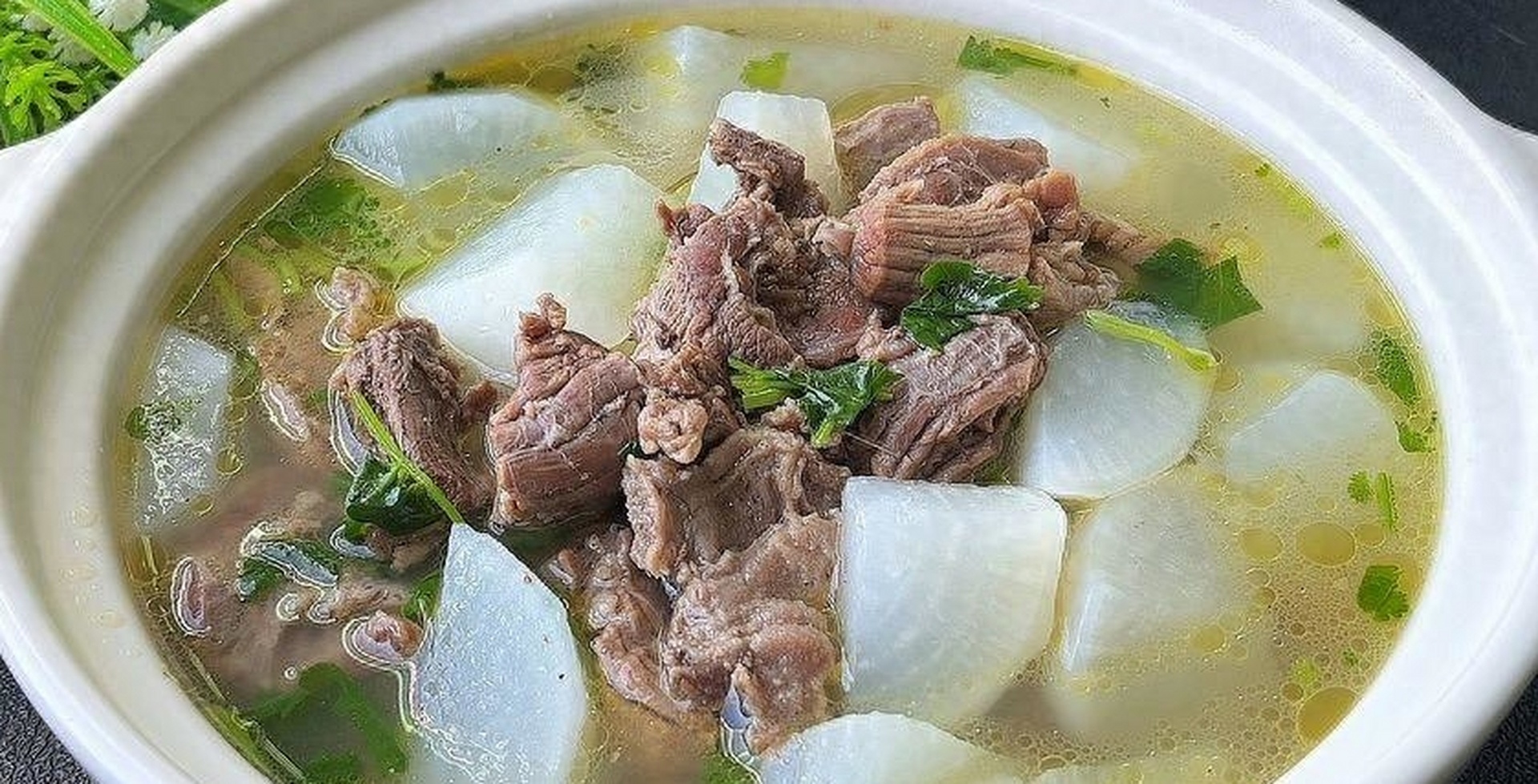 白萝卜与牛肉搭配炖煮的特写镜头