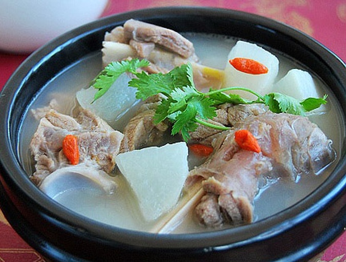 传统中式菜肴——山药排骨汤特写