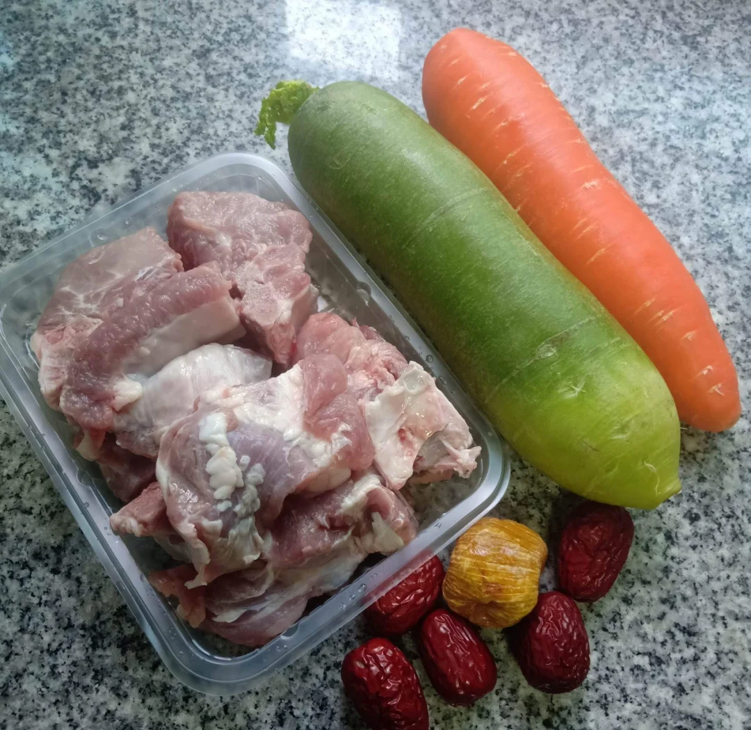 柏子仁炖汤成品图,展示其与猪心、红枣搭配的汤品 柏子仁炖汤成品图