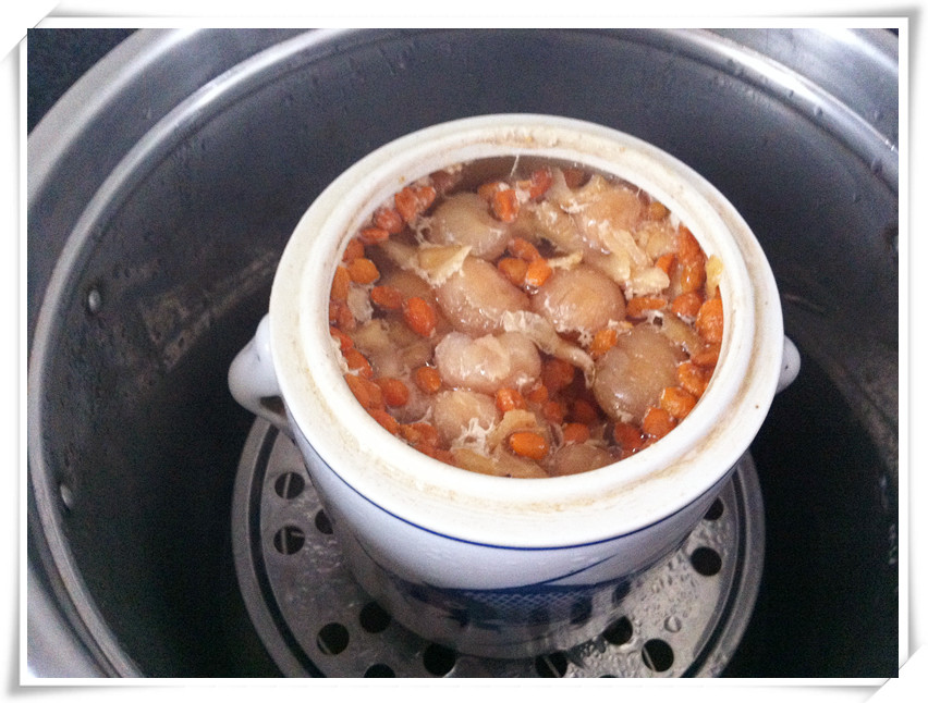 一个白色瓷制炖盅置于竹制蒸笼中,盅内可见西洋参片、红枣、枸杞与鸡块混合,汤色清亮,蒸汽袅袅升起,周围点缀新鲜西洋参根和几片柠檬,背景为传统中式厨房木质台面,营造出家庭药膳养生氛围 中式药膳炖盅与西洋参食材