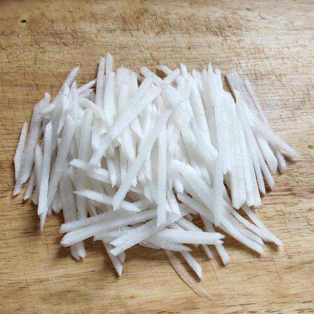 家庭厨房中处理萝卜的场景