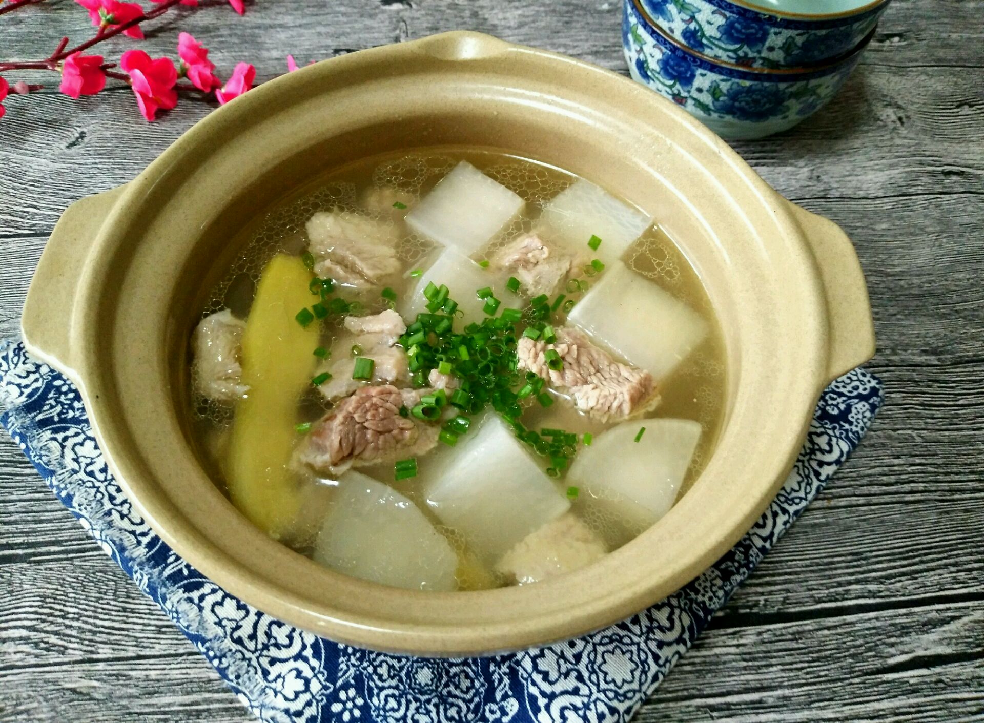 炖红皮萝卜成品盛盘图