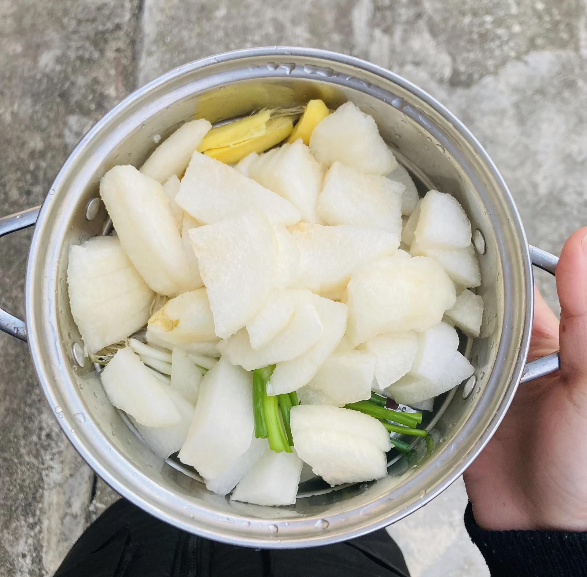 家庭厨房中烹饪白萝卜炖汤场景