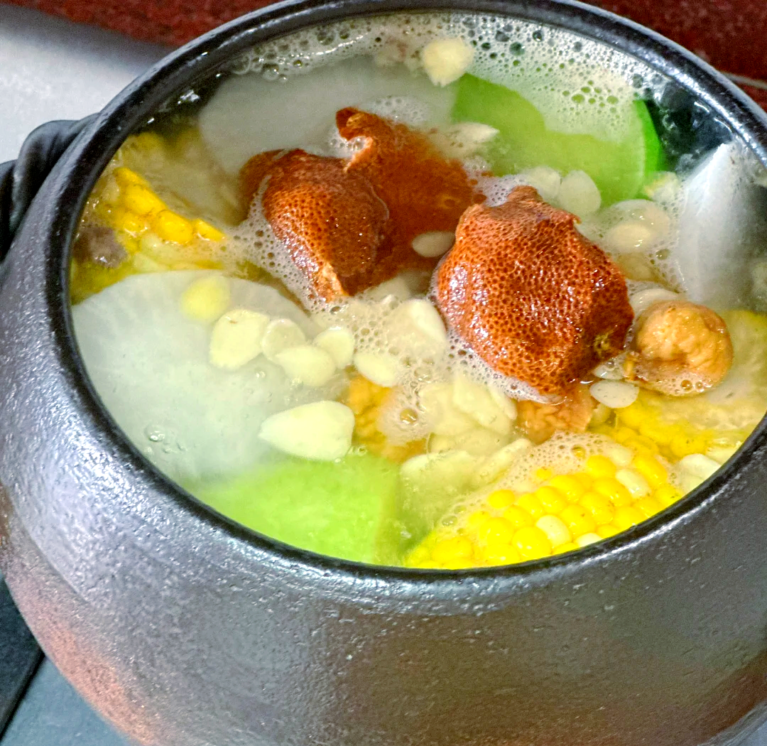 不锈钢汤锅中小火慢炖山药陈皮甘草金桔,蒸汽袅袅升起,汤汁微微冒泡,食材清晰可见,体现温暖养生氛围 山药陈皮甘草金桔炖煮过程图