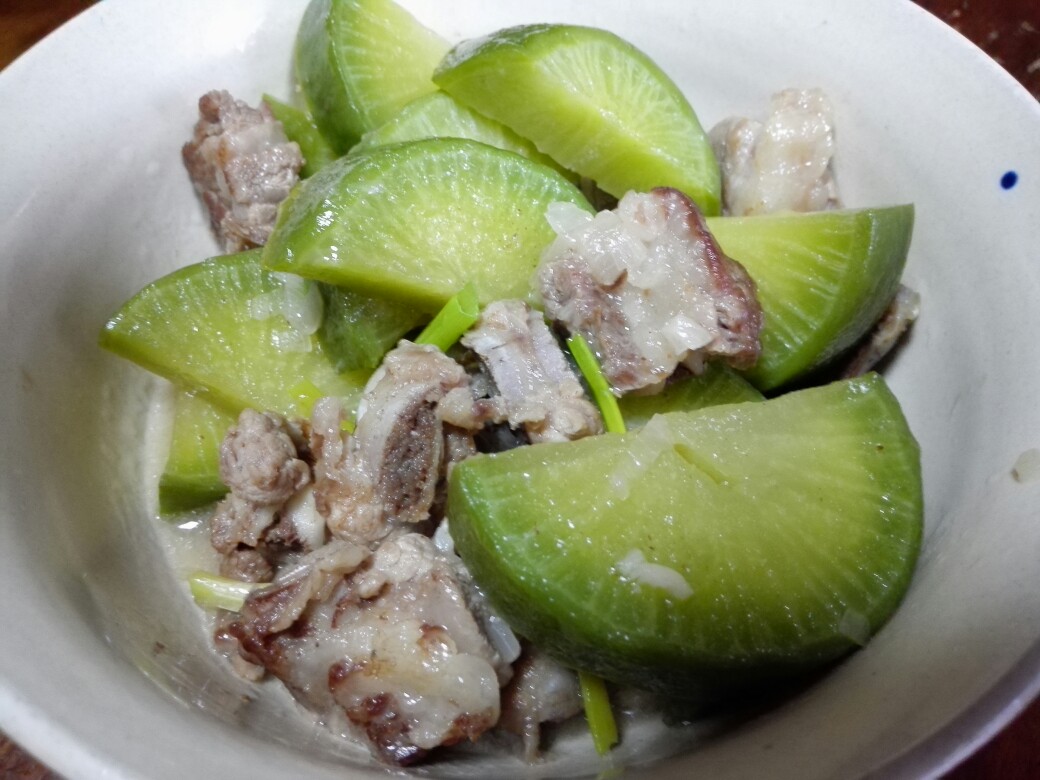 家庭烹饪场景中的青萝卜菜肴