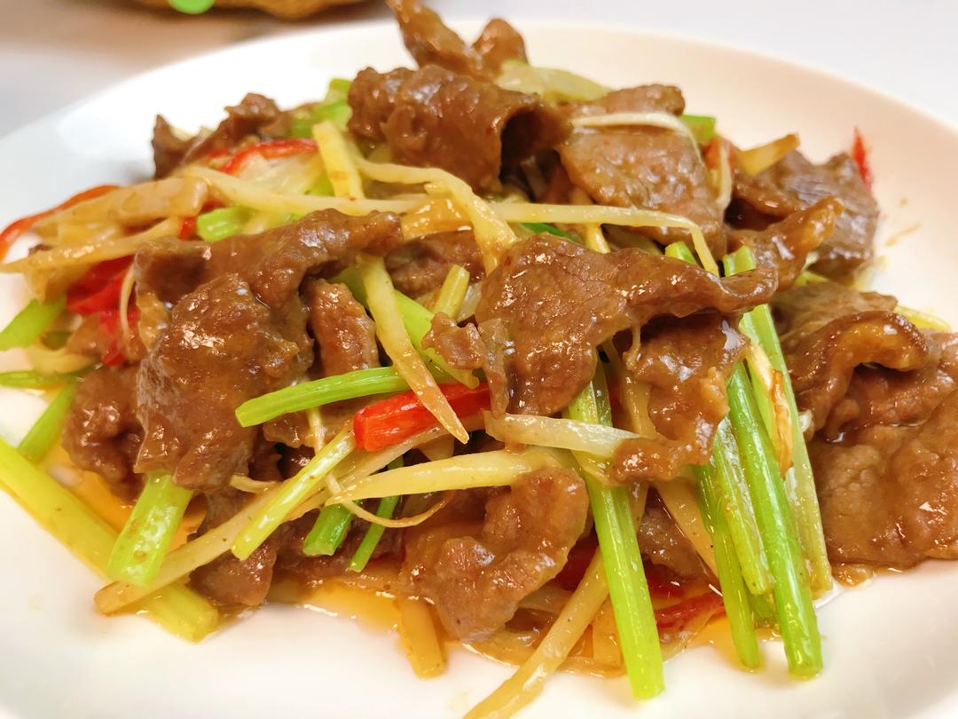 家常芹菜炒牛肉成品图