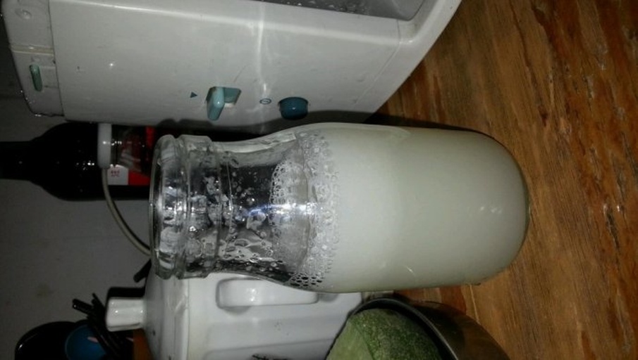 破壁机正在运转打出乳白色浓稠豆浆