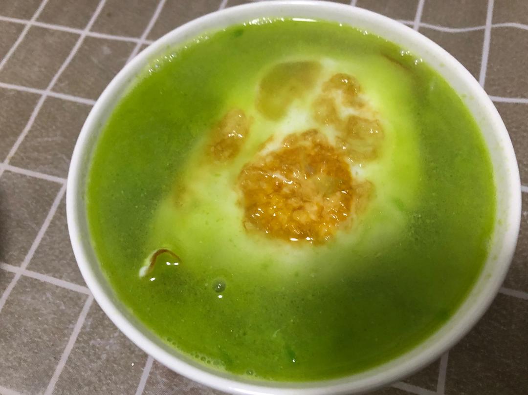 成品高清图:翡翠色汁液澄澈见底,杯壁水珠清晰,滤网残留浅绿色纤维渣,强调‘清亮’与‘冷凝’质感 苦瓜西芹梨汁成品特写:高脚玻璃杯中盛放澄澈透亮的翡翠色果汁,表面无泡沫,杯壁凝结细密水珠,背景为不锈钢滤网与滴落的汁液