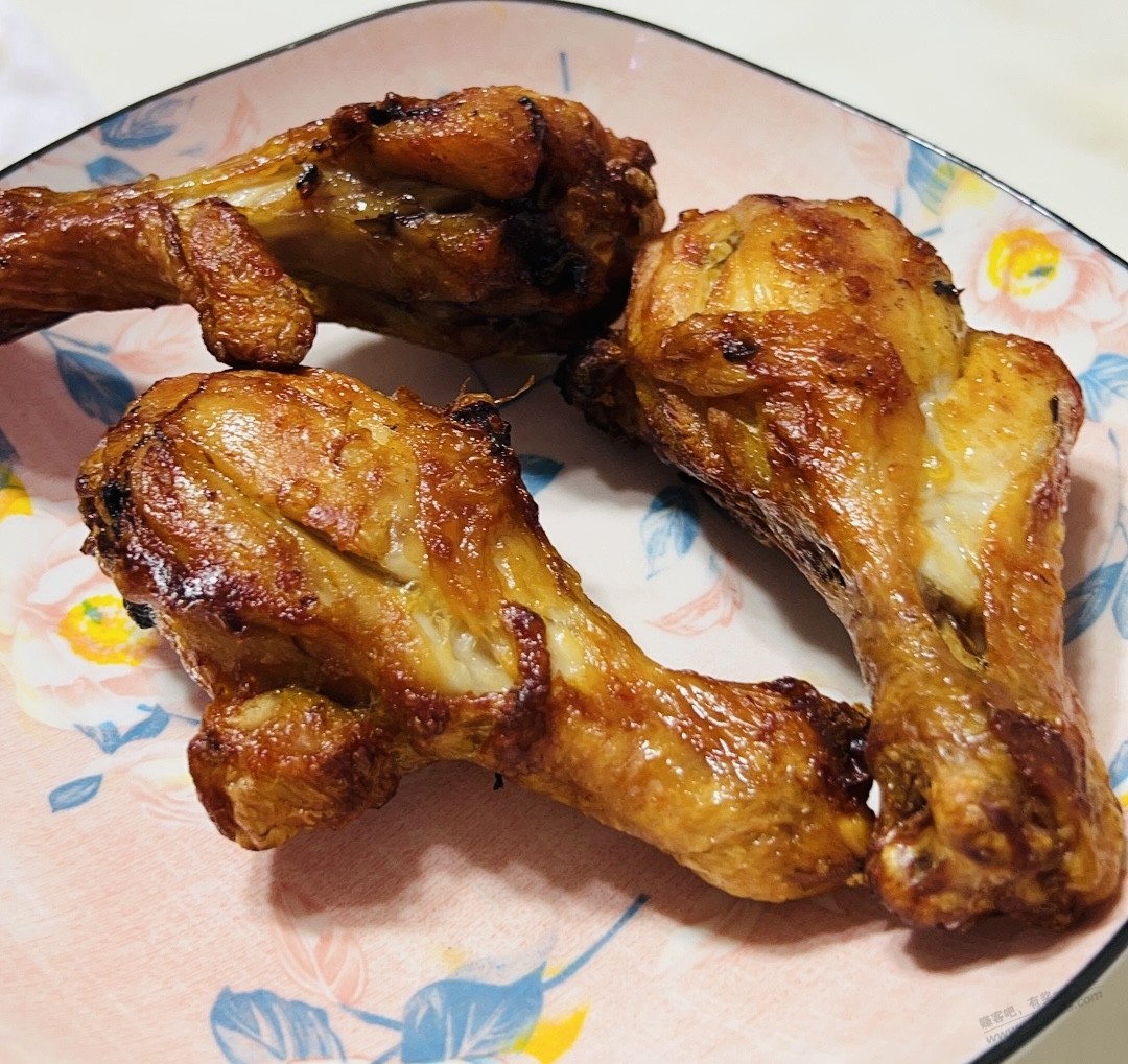 三种不同做法的鸡腿与大葱美食展示图,包括烤鸡腿配酱、鸡腿炒大葱、鸡腿大葱汤 鸡腿与大葱搭配的多种吃法展示图