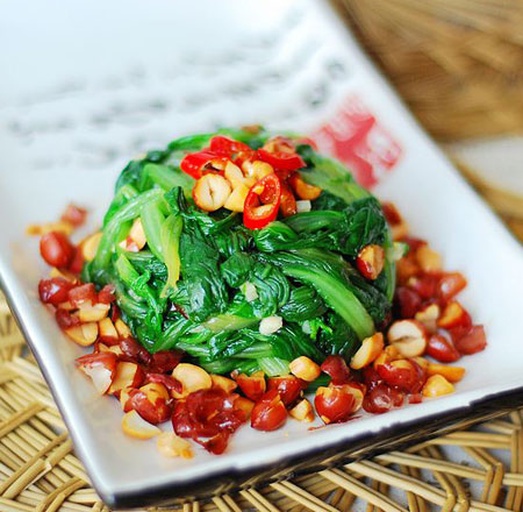 油麦菜和生菜一起炒制的菜肴 油麦菜和生菜一起炒制的菜肴