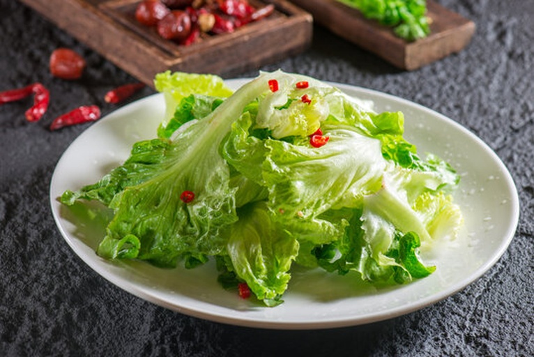 凉拌散叶生菜成品摆盘