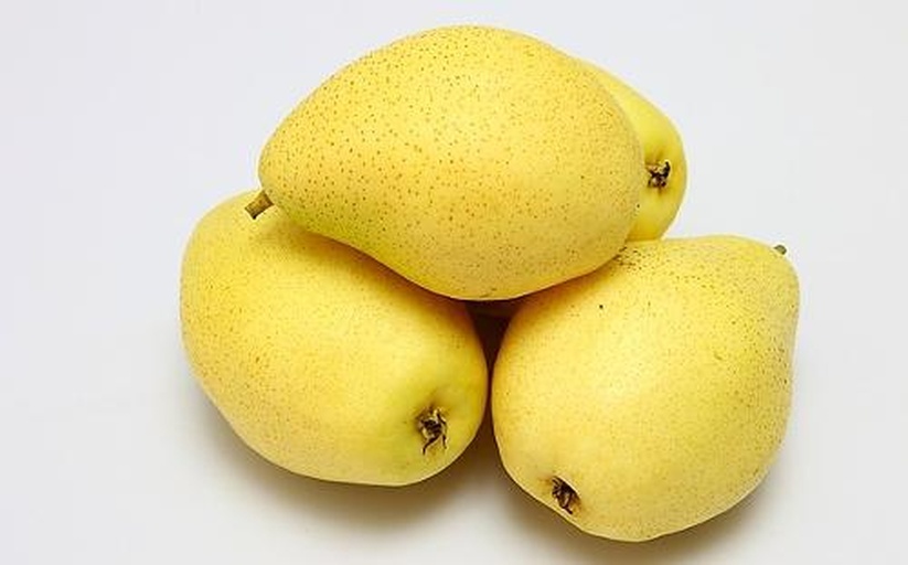 消费者在市场挑选金黄色南果梨的场景