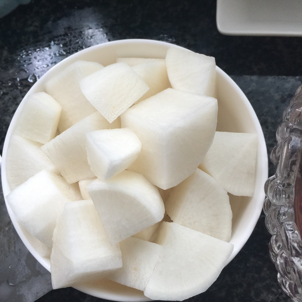 家庭厨房中正在制作凉拌双色萝卜丝的过程图