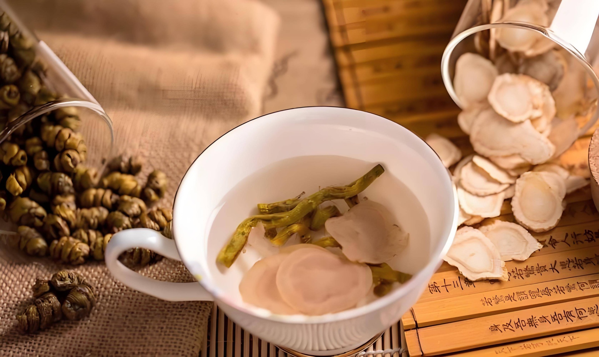 展示洋参石斛茶的成品样式,汤色清亮,搭配西洋参片与石斛 洋参石斛茶成品图