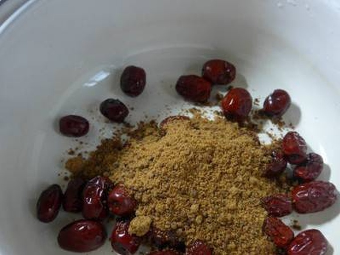 红枣泥与温牛奶混合搅拌过程