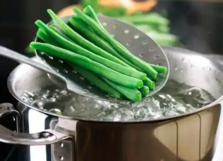 青豌豆焯水过程:豆粒在沸水中焯烫,加入盐和食用油 青豌豆焯水过程